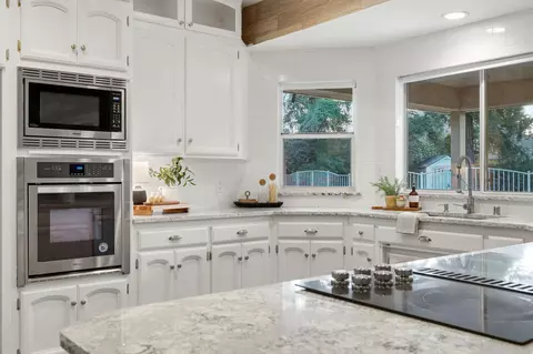 Kitchen - 2511 E Harter Ct, Visalia, CA 93292 photo 5 of 5
