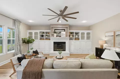 Living - 2511 E Harter Ct, Visalia, CA 93292 photo 3 of 6
