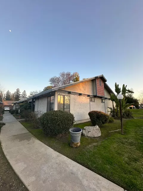 844 S Linwood St, Visalia, CA 93277