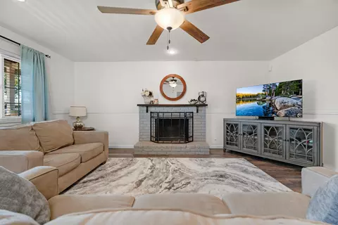 Living - 323 Plum St, Exeter, CA 93221 photo 1 of 2
