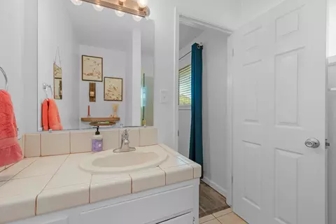 Bath - 323 Plum St, Exeter, CA 93221 photo 2 of 3