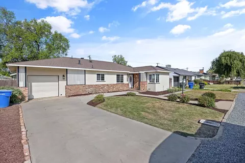 1850 Leoni Dr, Hanford, CA 93230