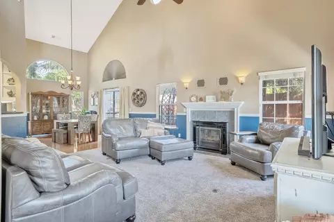 Living - 601 Quail Ct, Exeter, CA 93221 photo 2 of 3