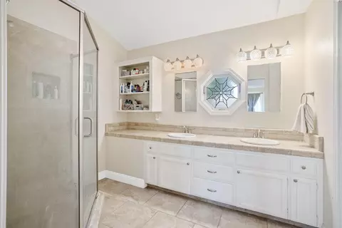 Bath - 601 Quail Ct, Exeter, CA 93221 photo 2 of 6