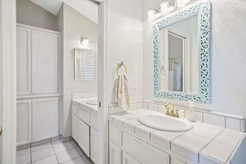 Bath - 601 Quail Ct, Exeter, CA 93221 photo 3 of 6