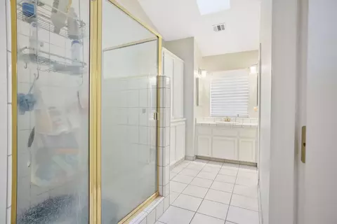 Bath - 601 Quail Ct, Exeter, CA 93221 photo 6 of 6