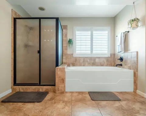 Bath - 6138 W Delaware Ct, Visalia, CA 93277 photo 6 of 7