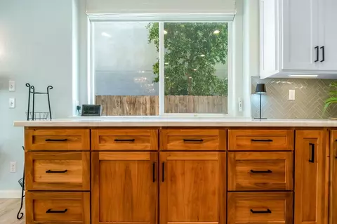 Kitchen - 6138 W Delaware Ct, Visalia, CA 93277 photo 5 of 9