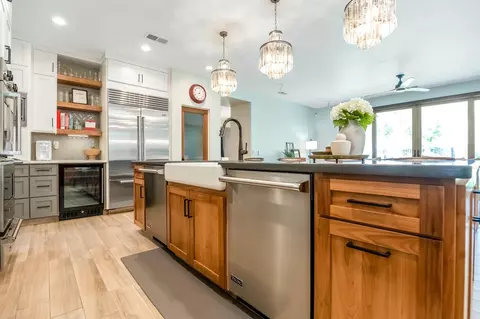 Kitchen - 6138 W Delaware Ct, Visalia, CA 93277 photo 6 of 9