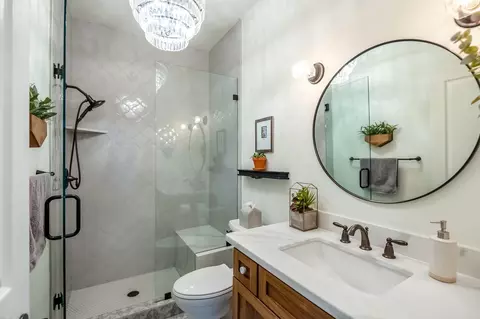Bath - 6138 W Delaware Ct, Visalia, CA 93277 photo 1 of 7