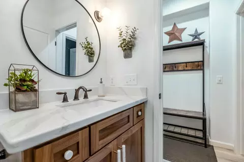 Bath - 6138 W Delaware Ct, Visalia, CA 93277 photo 3 of 7