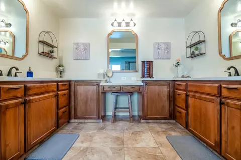 Bath - 6138 W Delaware Ct, Visalia, CA 93277 photo 5 of 7