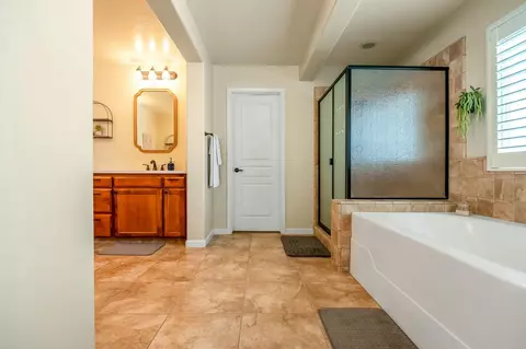 Bath - 6138 W Delaware Ct, Visalia, CA 93277 photo 4 of 7