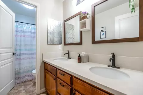 Bath - 6138 W Delaware Ct, Visalia, CA 93277 photo 7 of 7