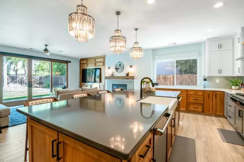 Kitchen - 6138 W Delaware Ct, Visalia, CA 93277 photo 7 of 9