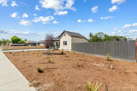 318 E 11th St, Hanford, CA 93230 photo 5