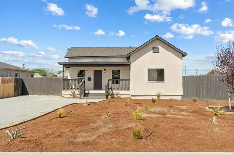 318 E 11th St, Hanford, CA 93230