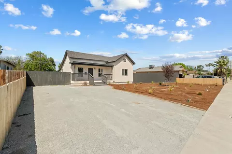 318 E 11th St, Hanford, CA 93230 photo 4