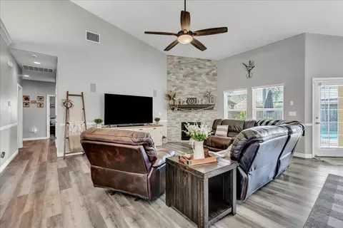 1218 N Leila St, Visalia, CA 93291 photo 9