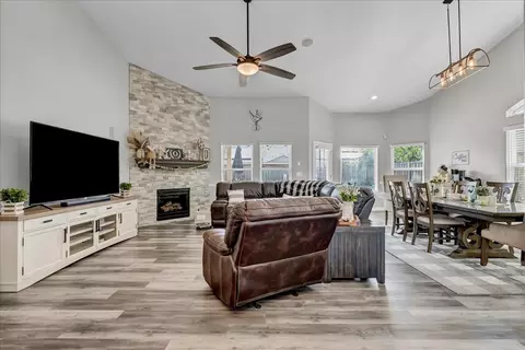 1218 N Leila St, Visalia, CA 93291 photo 6