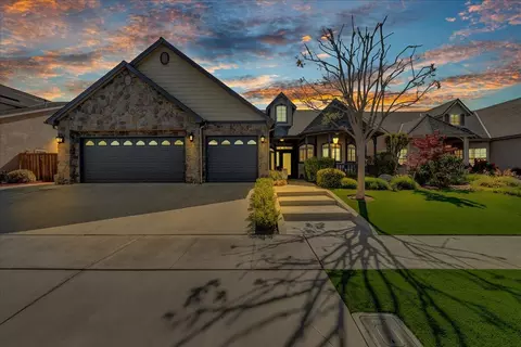 1218 N Leila St, Visalia, CA 93291 photo 2