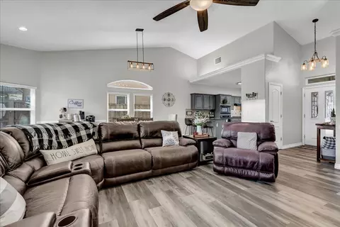 1218 N Leila St, Visalia, CA 93291 photo 8