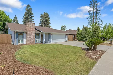 1116 E Paradise Ave, Visalia, CA 93292 photo 2