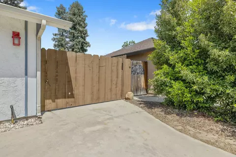 1116 E Paradise Ave, Visalia, CA 93292 photo 4