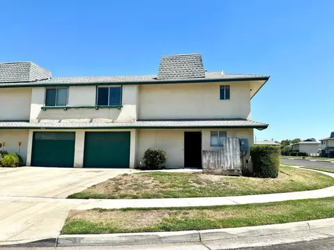 4854 N Winery Cir, Fresno, CA 93726