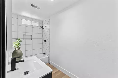 Bath - 1233 Chase Ave, Corcoran, CA 93212 photo 4 of 5