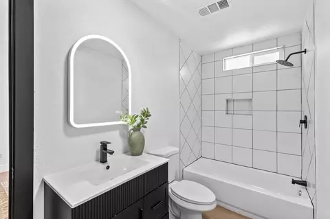 Bath - 1233 Chase Ave, Corcoran, CA 93212 photo 5 of 5