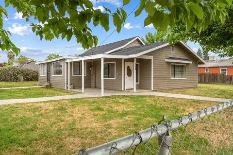 568 S Camelia Ave, Farmersville, CA 93223