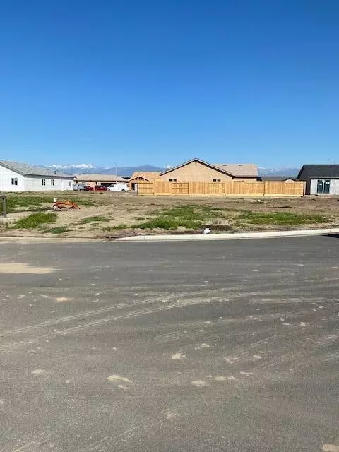 1184 S Ohio Pl E, Porterville, CA 93257