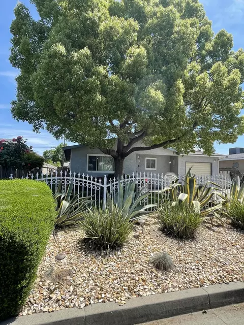 538 S Santa Clara St, Tulare, CA 93274