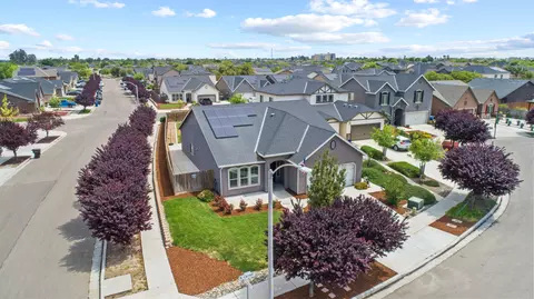 1221 N Carroll Ct, Hanford, CA 93230