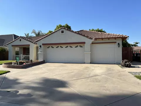 4736 W Country Ct, Visalia, CA 93277