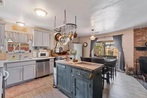 Kitchen - 947 E Ciinamon Dr, Lemoore, CA 93245 photo 3 of 4