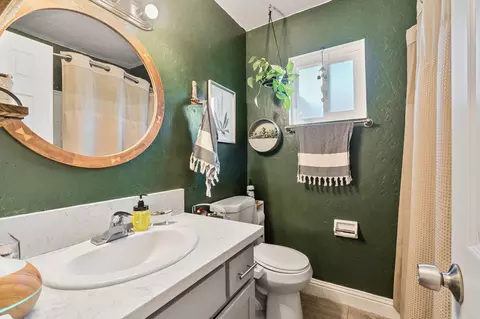 Bath - 947 E Ciinamon Dr, Lemoore, CA 93245 photo 1 of 2