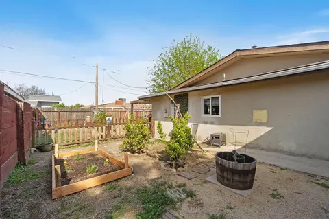 Exterior - 947 E Ciinamon Dr, Lemoore, CA 93245 photo 3 of 4
