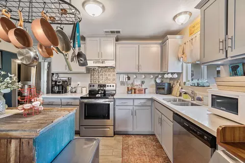 Kitchen - 947 E Ciinamon Dr, Lemoore, CA 93245 photo 4 of 4