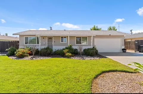 413 W Burlwood Ln, Lemoore, CA 93245