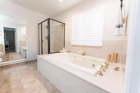 Bath - 286 E Wilson Ave, Tulare, CA 93274 photo 4 of 11