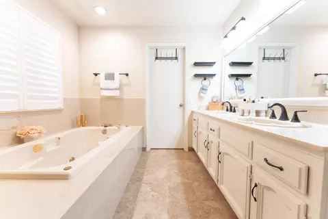 Bath - 286 E Wilson Ave, Tulare, CA 93274 photo 7 of 11
