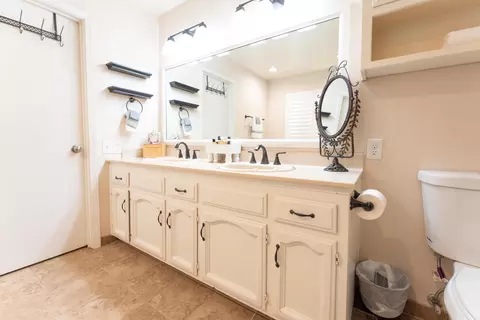Bath - 286 E Wilson Ave, Tulare, CA 93274 photo 6 of 11