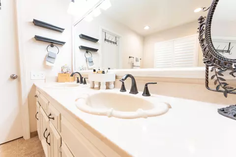 Bath - 286 E Wilson Ave, Tulare, CA 93274 photo 9 of 11