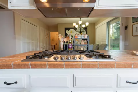 Kitchen - 286 E Wilson Ave, Tulare, CA 93274 photo 4 of 10