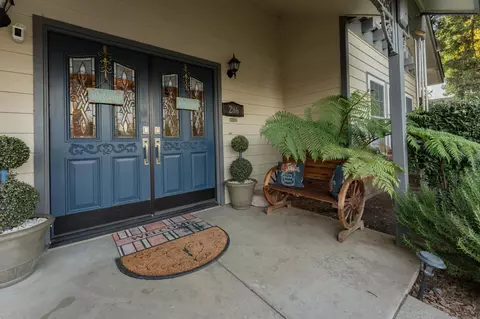 Exterior - 286 E Wilson Ave, Tulare, CA 93274 photo 13 of 24