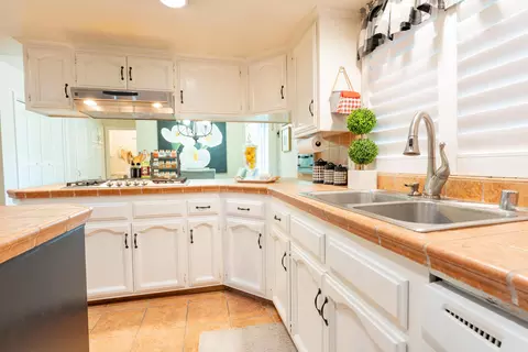 Kitchen - 286 E Wilson Ave, Tulare, CA 93274 photo 3 of 10