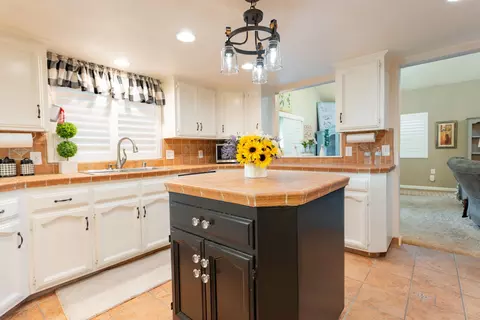 Kitchen - 286 E Wilson Ave, Tulare, CA 93274 photo 5 of 10
