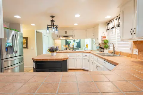 Kitchen - 286 E Wilson Ave, Tulare, CA 93274 photo 7 of 10